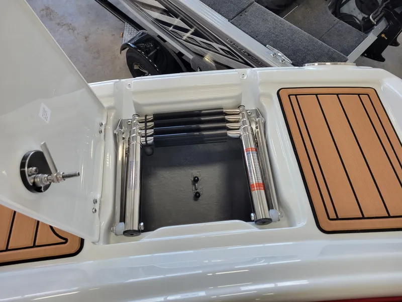 Slide: The Image of Crownline Boats E 255 2023 - 18