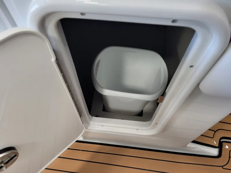 Slide: The Image of Crownline Boats E 255 2023 - 20