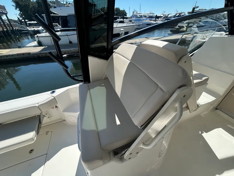 Slide: The Image of Boston Whaler 325 Conquest 2026 - 18