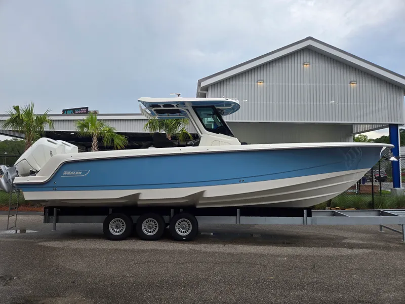 The Image of Boston Whaler 330 Outrage 2027 - 0