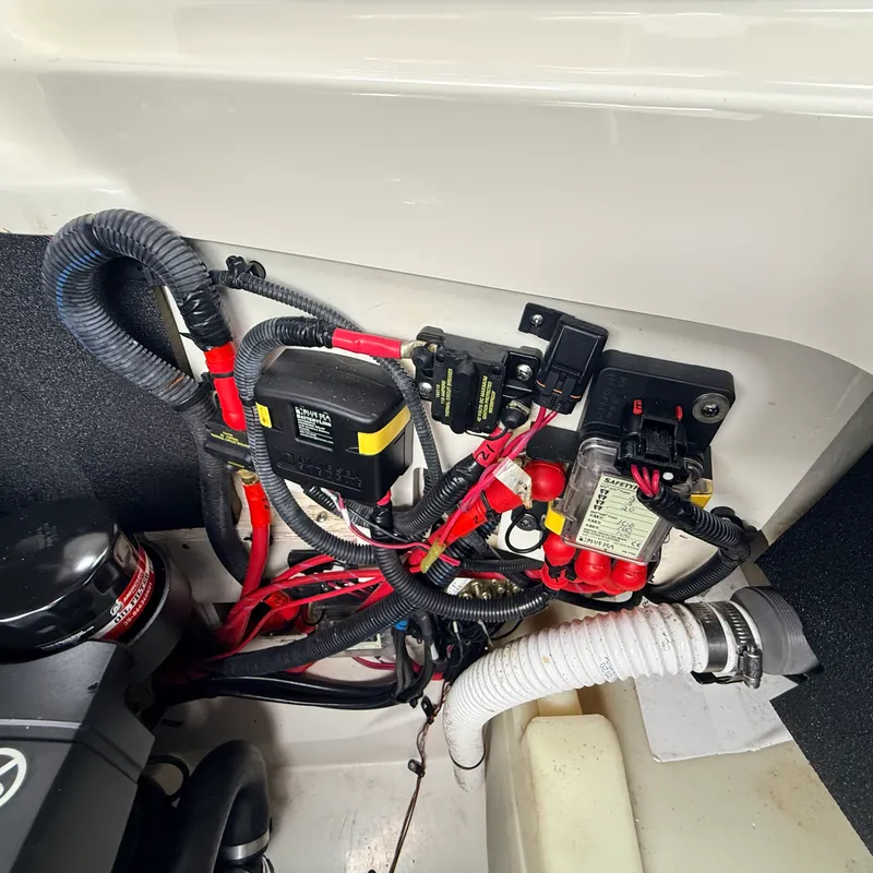 Slide: The Image of Sea Ray 250 SLX 2020 - 25