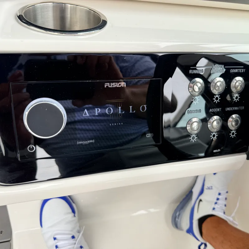 Slide: The Image of Sea Ray 250 SLX 2020 - 18