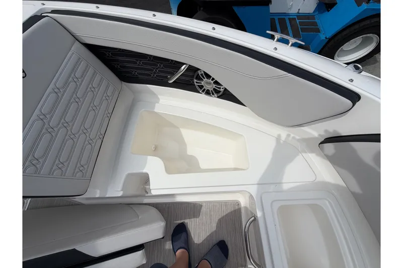Slide: The Image of Sea Ray 210 SPX 2024 - 14