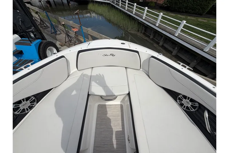 Slide: The Image of Sea Ray 210 SPX 2024 - 10