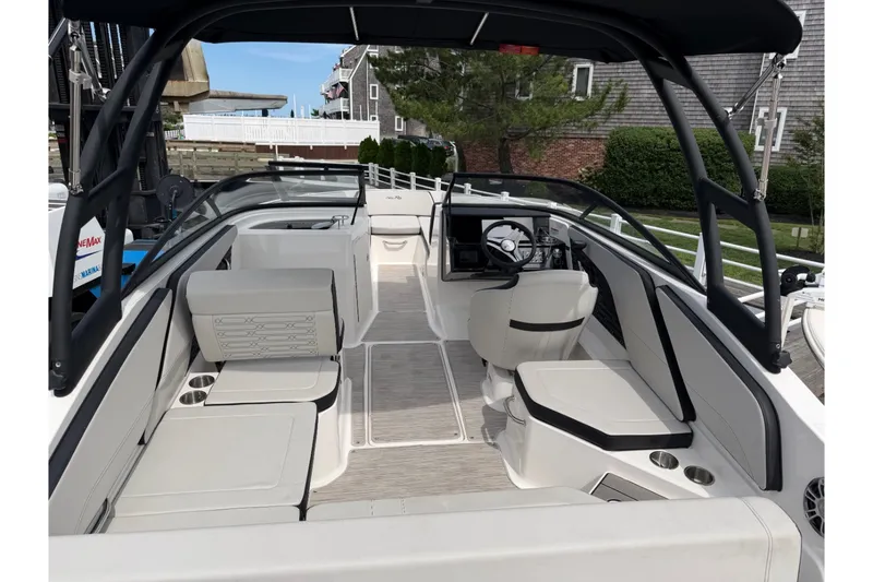 Slide: The Image of Sea Ray 210 SPX 2024 - 7