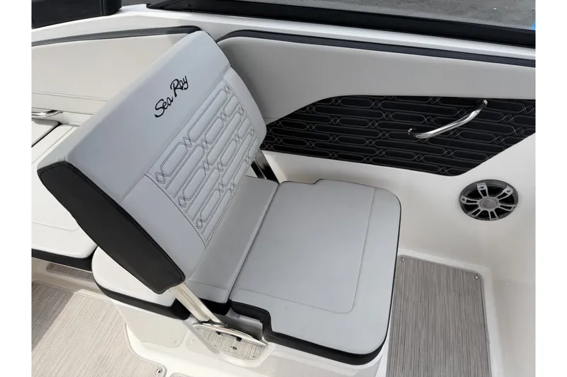 Slide: The Image of Sea Ray 210 SPX 2024 - 19
