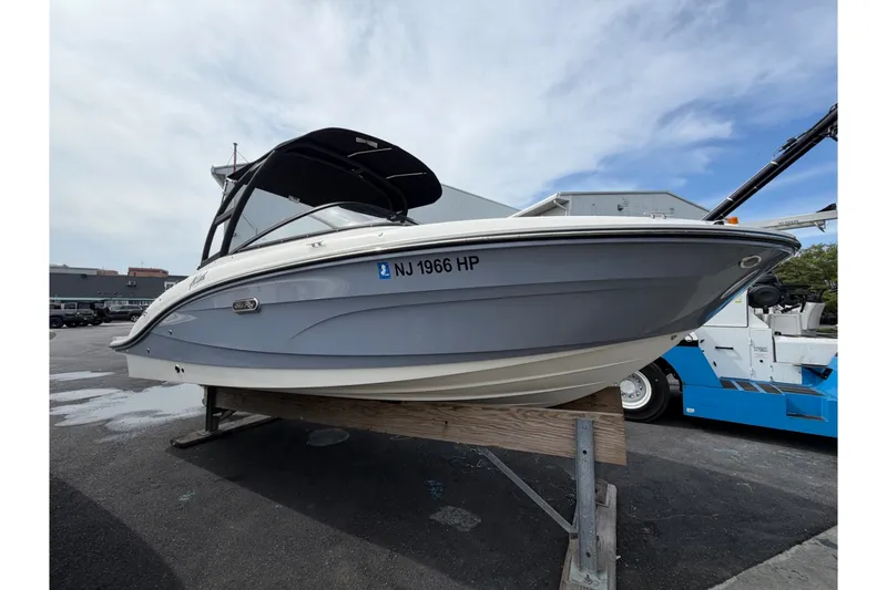 Slide: The Image of Sea Ray 210 SPX 2024 - 6