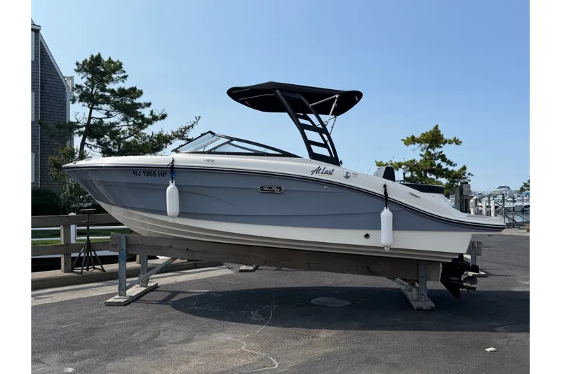 Slide: The Image of Sea Ray 210 SPX 2024 - 1