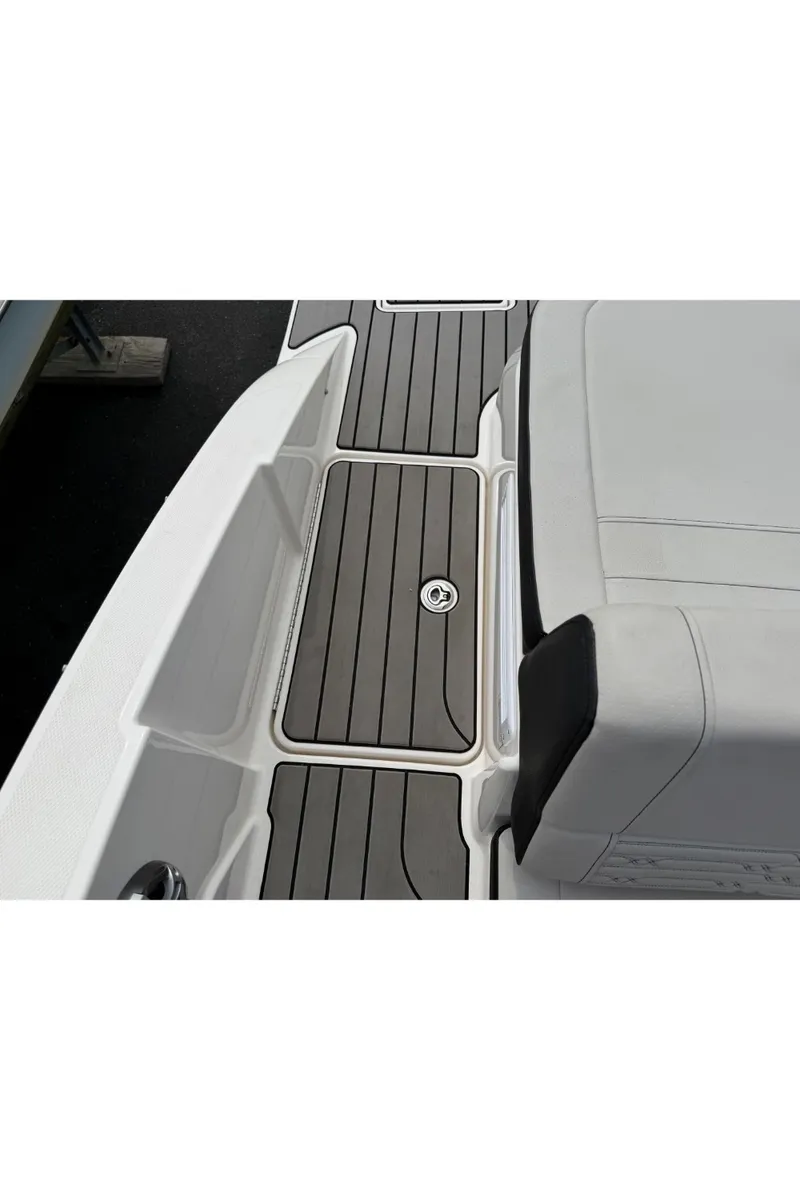 Slide: The Image of Sea Ray 210 SPX 2024 - 33