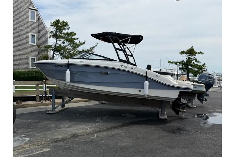 Slide: The Image of Sea Ray 210 SPX 2024 - 4