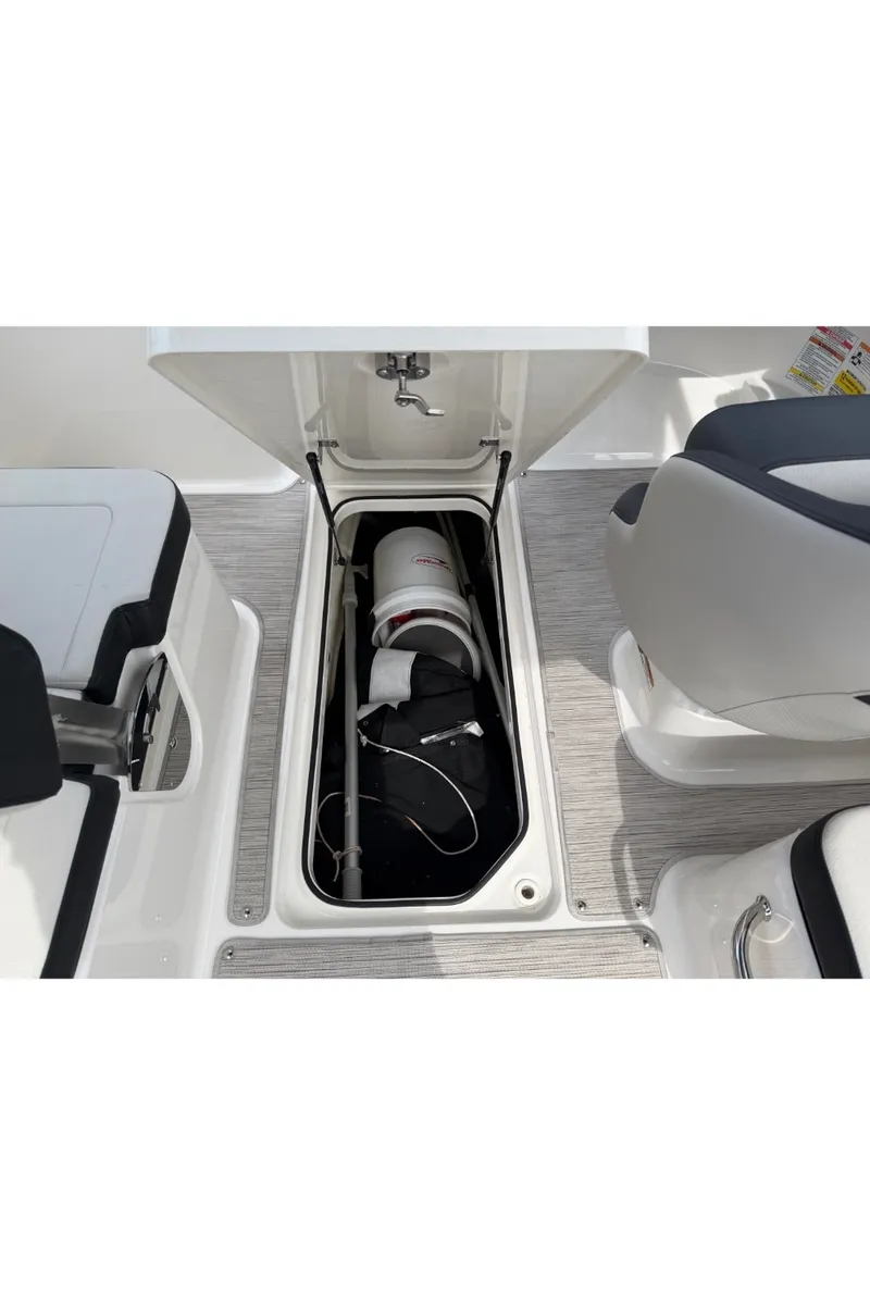 Slide: The Image of Sea Ray 210 SPX 2024 - 41