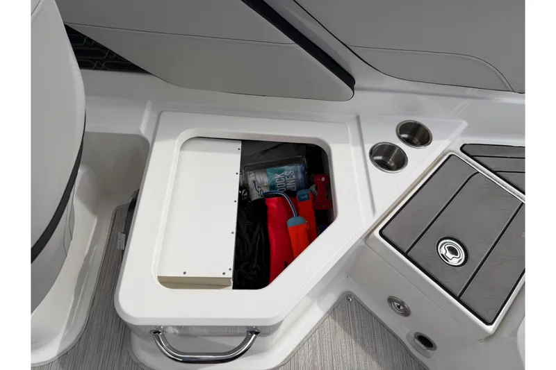 Slide: The Image of Sea Ray 210 SPX 2024 - 25