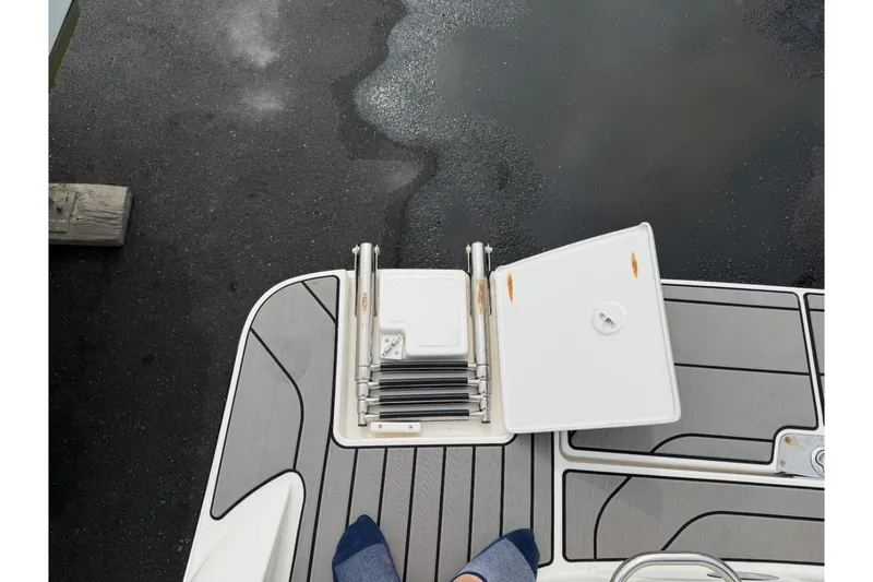 Slide: The Image of Sea Ray 210 SPX 2024 - 36