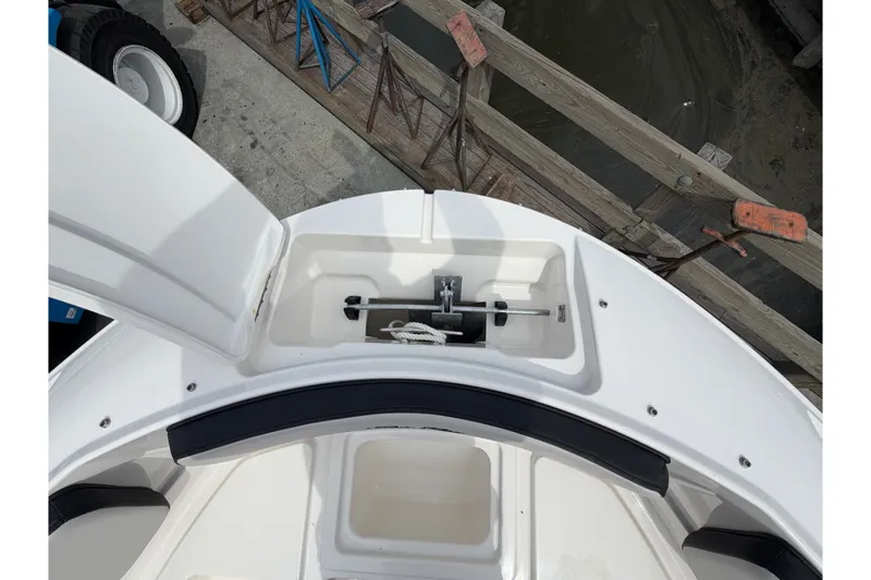 Slide: The Image of Sea Ray 210 SPX 2024 - 12