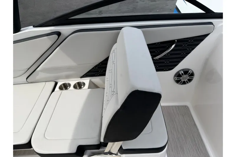 Slide: The Image of Sea Ray 210 SPX 2024 - 20