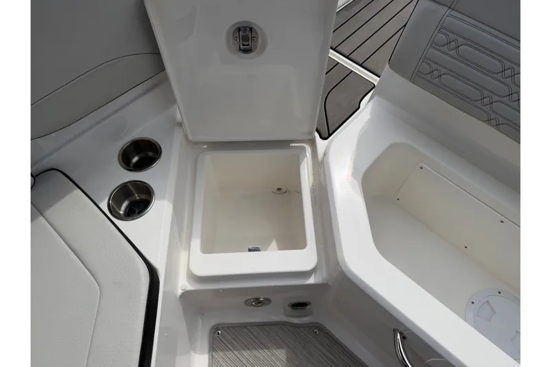 Slide: The Image of Sea Ray 210 SPX 2024 - 23