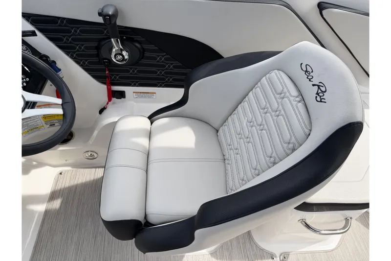 Slide: The Image of Sea Ray 210 SPX 2024 - 18