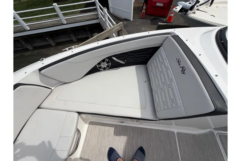 Slide: The Image of Sea Ray 210 SPX 2024 - 11