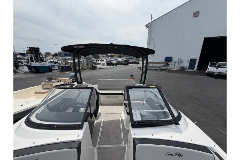 Slide: The Image of Sea Ray 210 SPX 2024 - 8