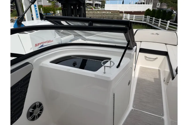 Slide: The Image of Sea Ray 210 SPX 2024 - 16