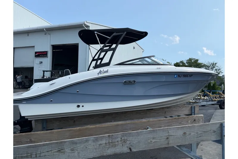Slide: The Image of Sea Ray 210 SPX 2024 - 3