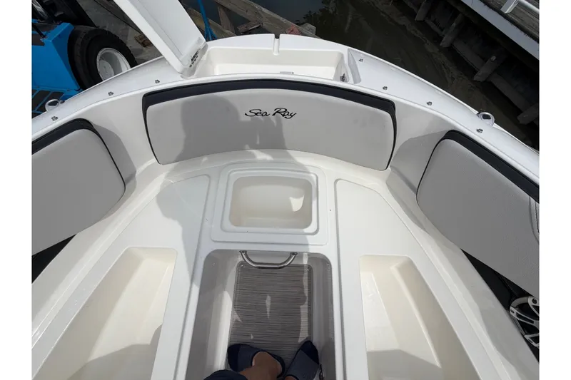 Slide: The Image of Sea Ray 210 SPX 2024 - 13