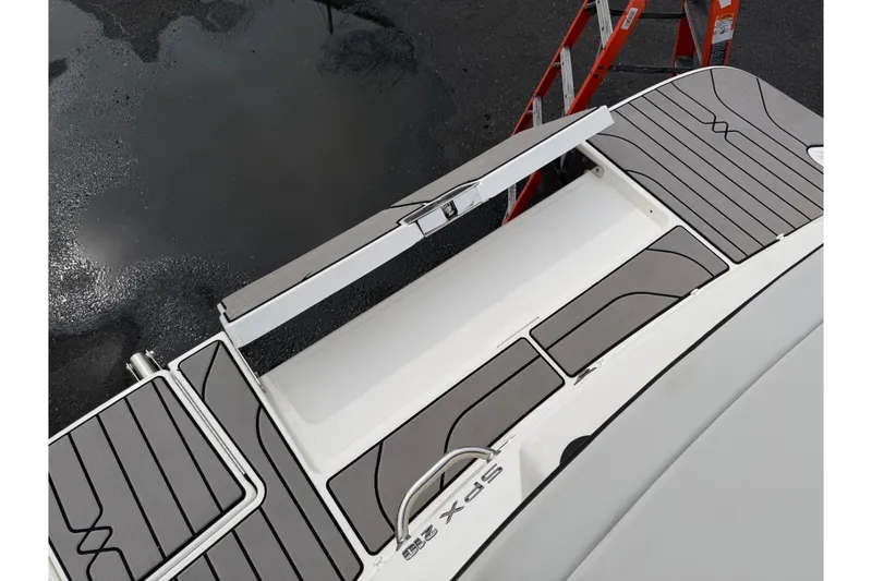 Slide: The Image of Sea Ray 210 SPX 2024 - 37