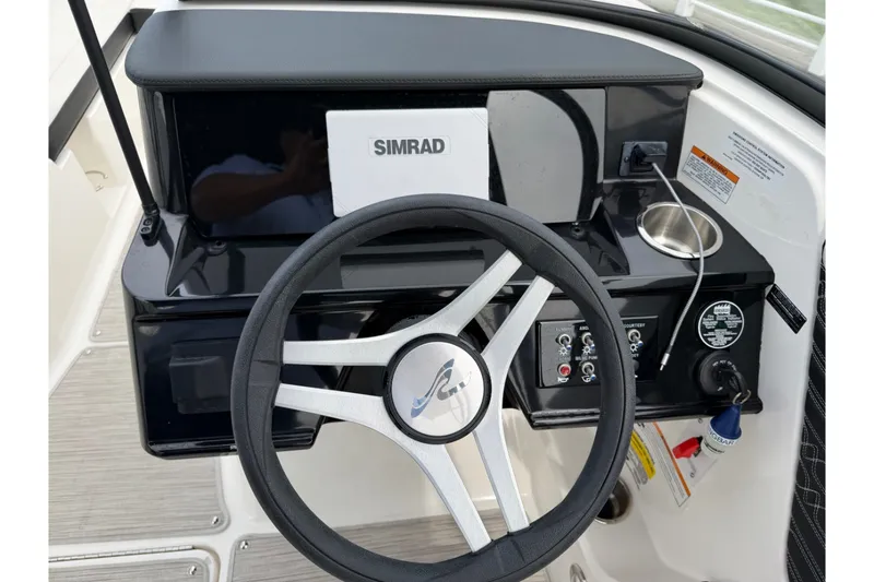 Slide: The Image of Sea Ray 210 SPX 2024 - 31