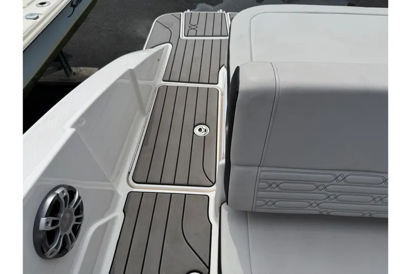 Slide: The Image of Sea Ray 210 SPX 2024 - 43