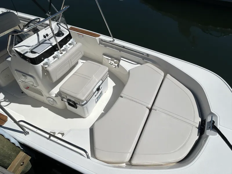 Slide: The Image of Boston Whaler 170 Montauk 2026 - 7