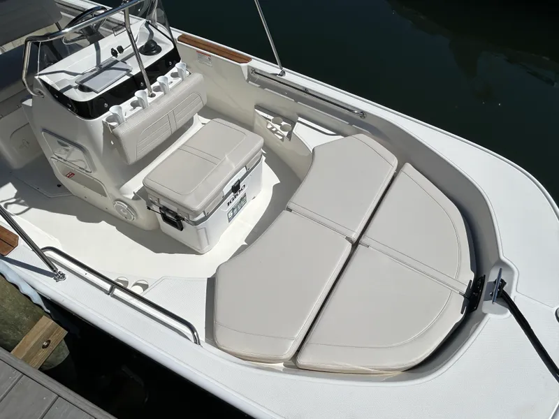 Slide: The Image of Boston Whaler 170 Montauk 2026 - 8