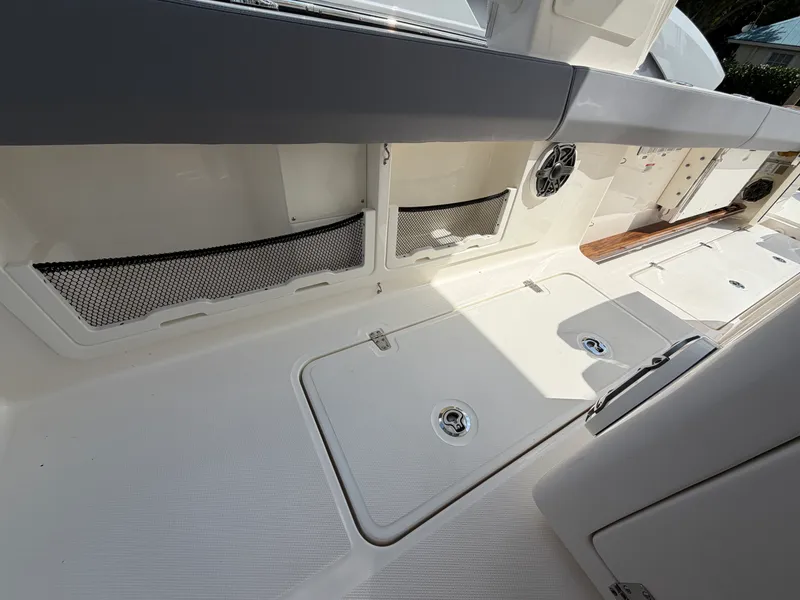 Slide: The Image of Boston Whaler 420 Outrage 2026 - 22