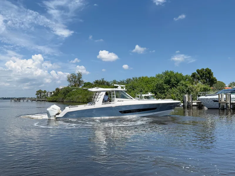 Slide: The Image of Boston Whaler 420 Outrage 2026 - 3