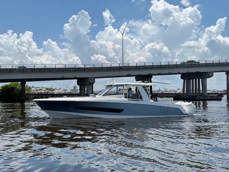 Slide: The Image of Boston Whaler 420 Outrage 2026 - 9