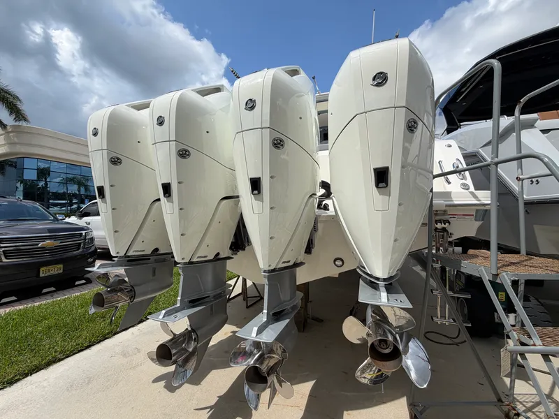 Slide: The Image of Boston Whaler 420 Outrage 2026 - 15