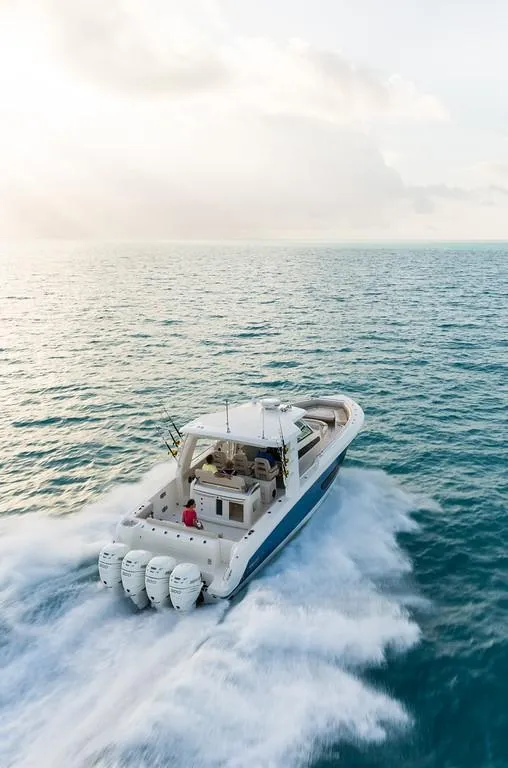 Slide: The Image of Boston Whaler 420 Outrage 2026 - 36