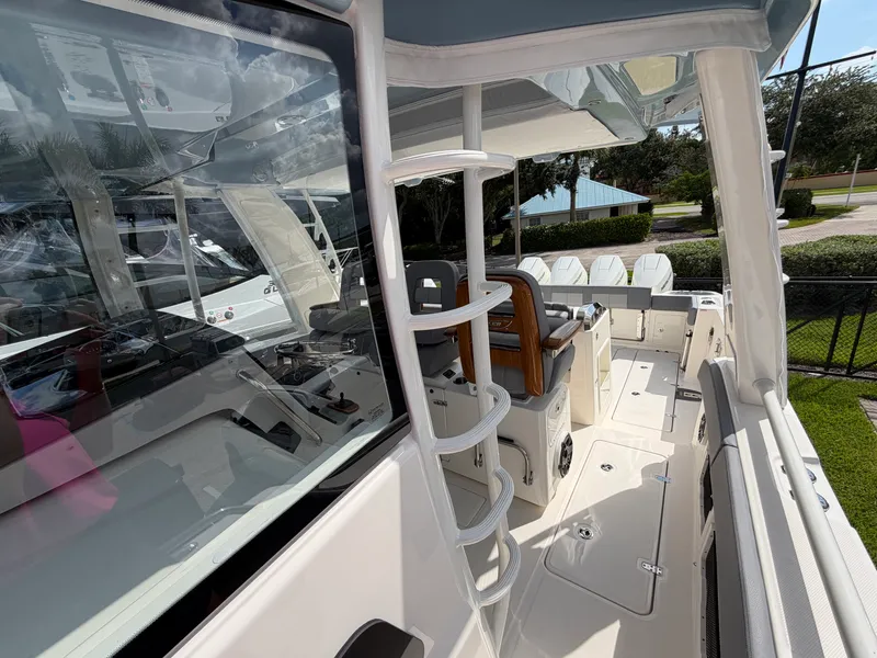 Slide: The Image of Boston Whaler 420 Outrage 2026 - 40