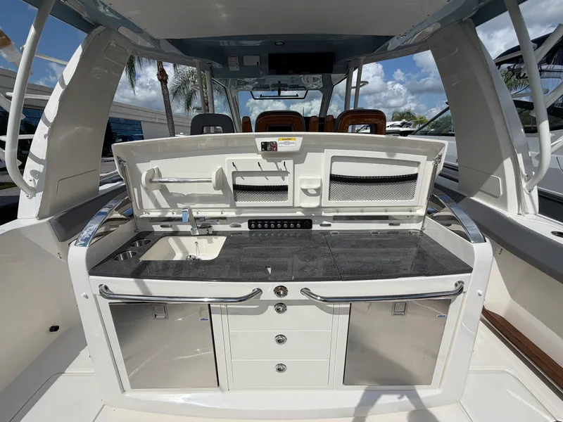 Slide: The Image of Boston Whaler 420 Outrage 2026 - 26