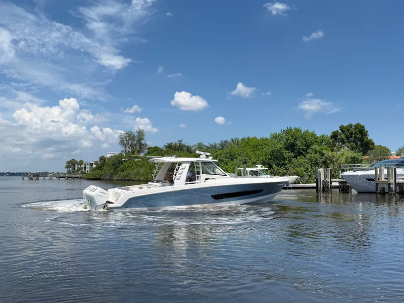 Slide: The Image of Boston Whaler 420 Outrage 2026 - 4
