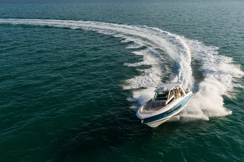 Slide: The Image of Boston Whaler 420 Outrage 2026 - 45