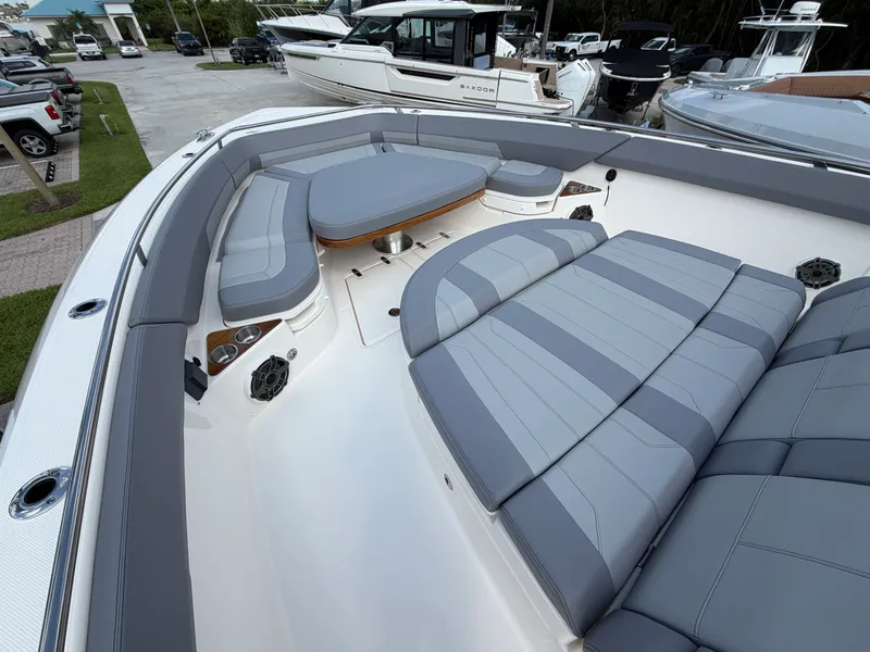 Slide: The Image of Boston Whaler 420 Outrage 2026 - 46