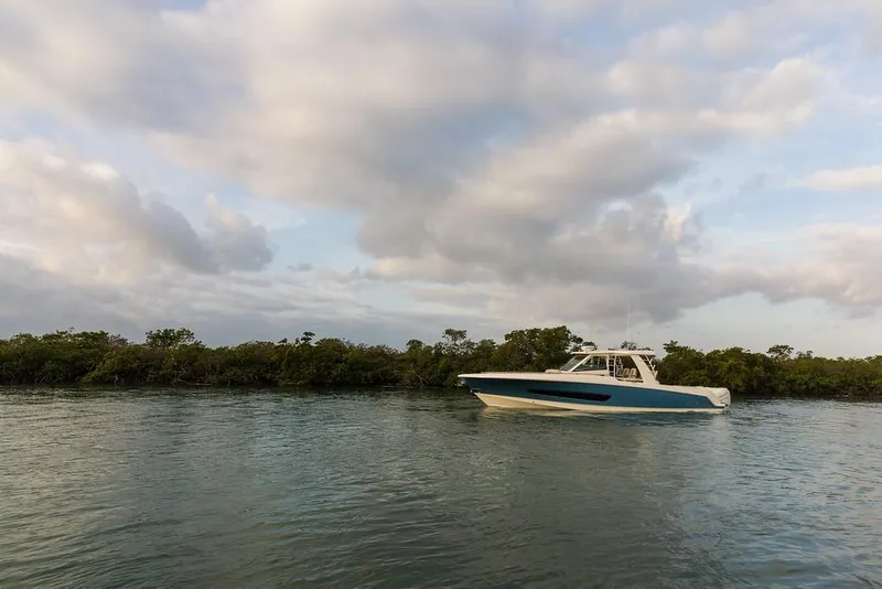Slide: The Image of Boston Whaler 420 Outrage 2026 - 25