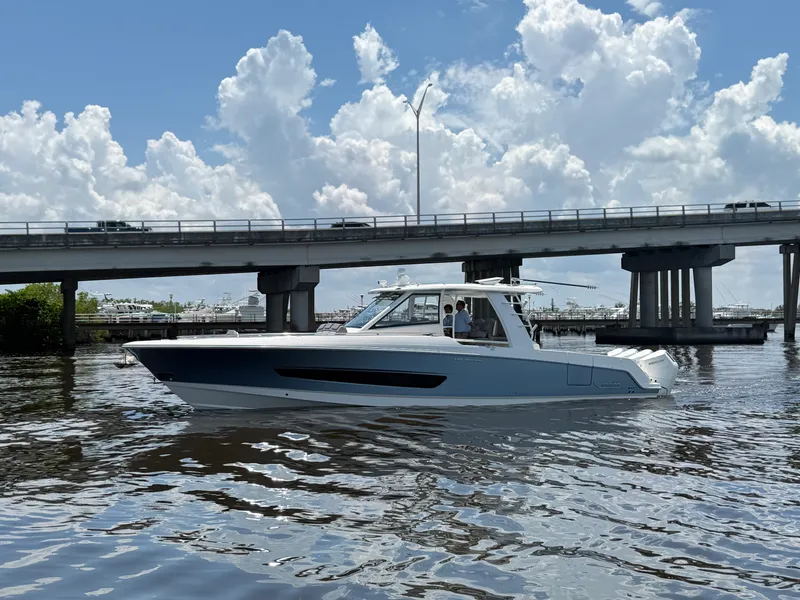 Slide: The Image of Boston Whaler 420 Outrage 2026 - 8