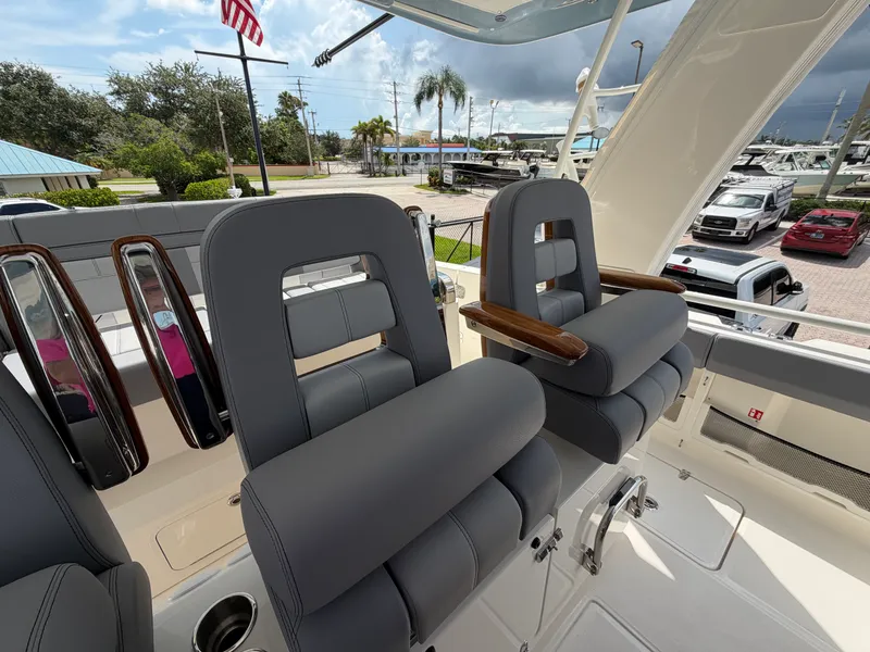 Slide: The Image of Boston Whaler 420 Outrage 2026 - 31