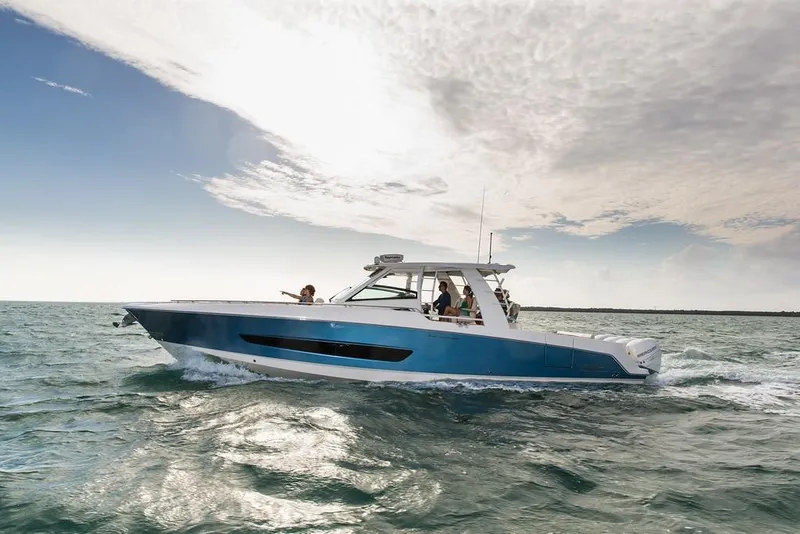 Slide: The Image of Boston Whaler 420 Outrage 2026 - 32