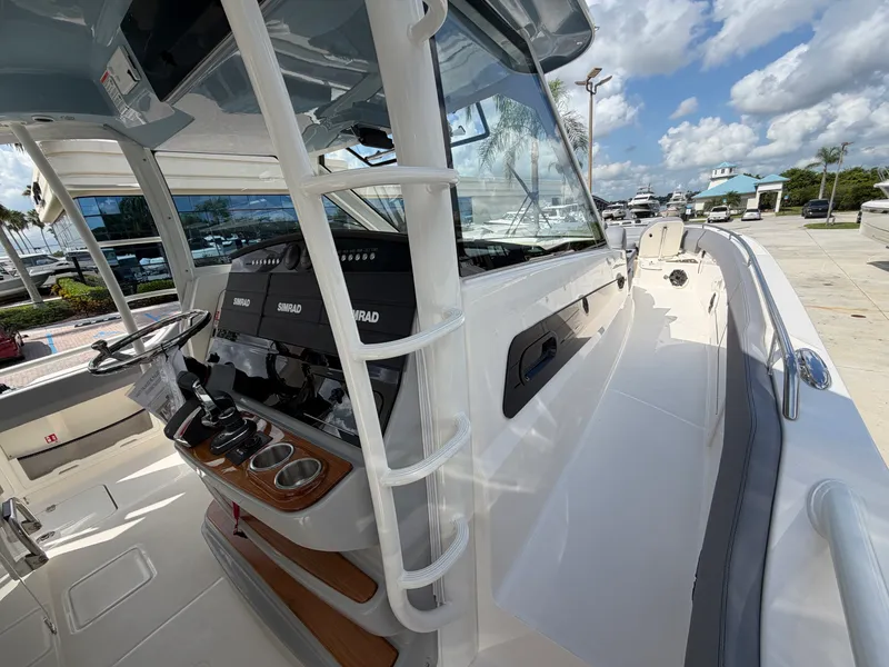 Slide: The Image of Boston Whaler 420 Outrage 2026 - 41