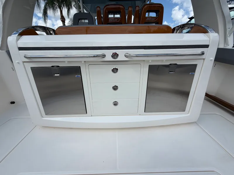 Slide: The Image of Boston Whaler 420 Outrage 2026 - 25
