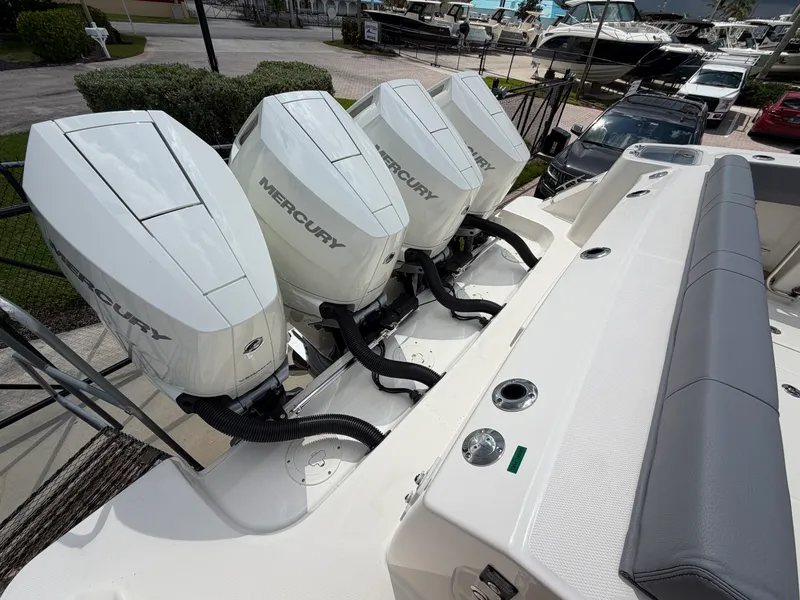 Slide: The Image of Boston Whaler 420 Outrage 2026 - 16
