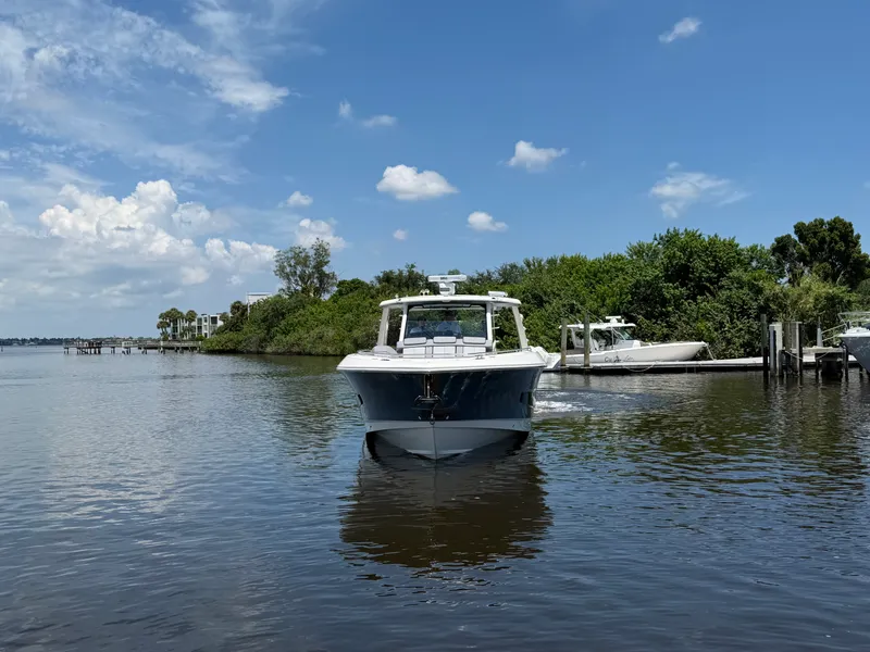 Slide: The Image of Boston Whaler 420 Outrage 2026 - 10