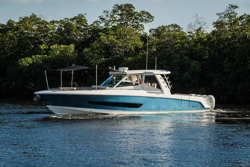 Slide: The Image of Boston Whaler 420 Outrage 2026 - 22